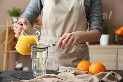 Spremete le arance, filtrate e raffreddate il succo