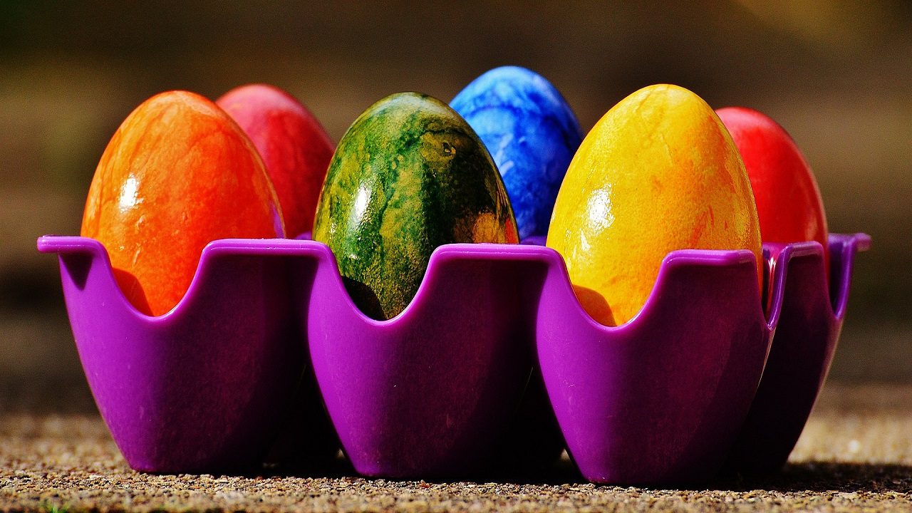 Pasqua 2023: patate decorate al posto delle uova, l’idea degli americani per risparmiare