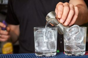 vodka versata nel bicchiere