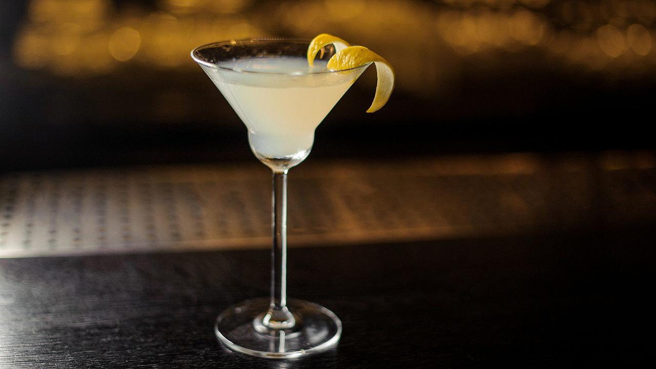 White Lady, la ricetta del cocktail sour più elegante che ci sia