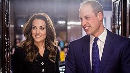 UK: il principe William prende prenotazioni al ristorante mentre Kate lancia freccette