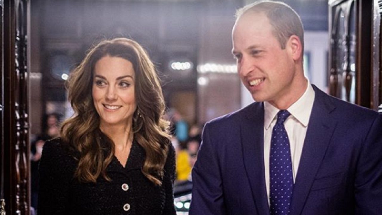 UK: il principe William prende prenotazioni al ristorante mentre Kate lancia freccette