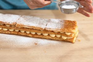 zucchero a velo messo sulla torta millefoglie alla crema