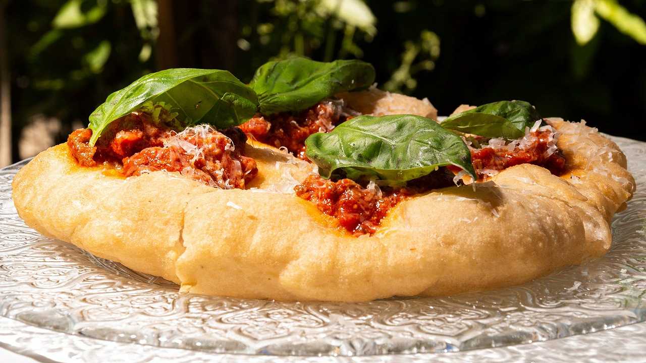 Isabella De Cham Pizza Fritta a Napoli