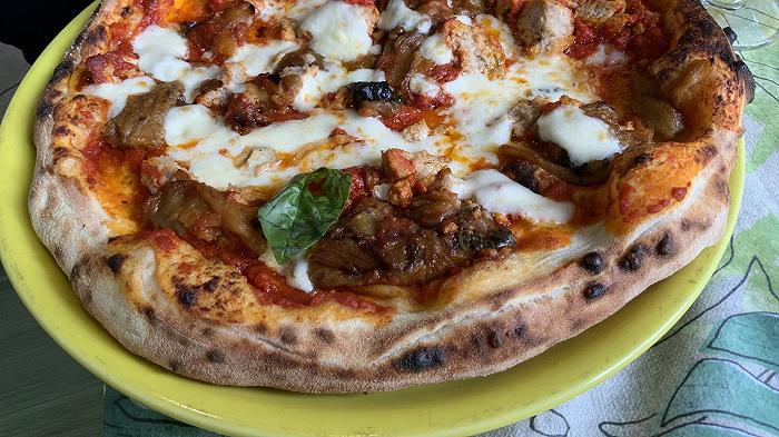 Pizzeria Fratelli Cafasso a Napoli, recensione: l’irrinunciabile pizza fané di Fuorigrotta