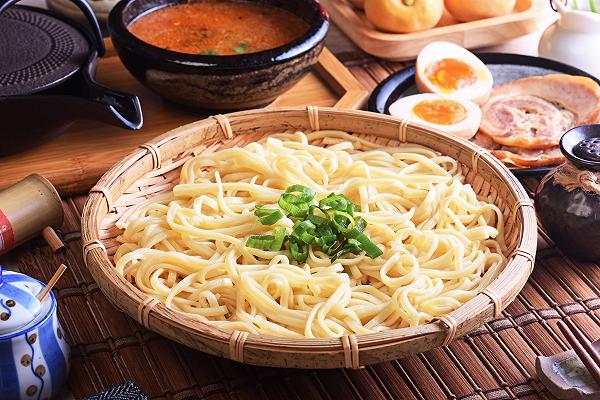 Ramen di noodles piccanti del sichuan dandan con gnocchi piccanti combinati  nel tradizionale resto del ramen giapponese