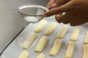 biscotti da inzuppo spolverati di zucchero