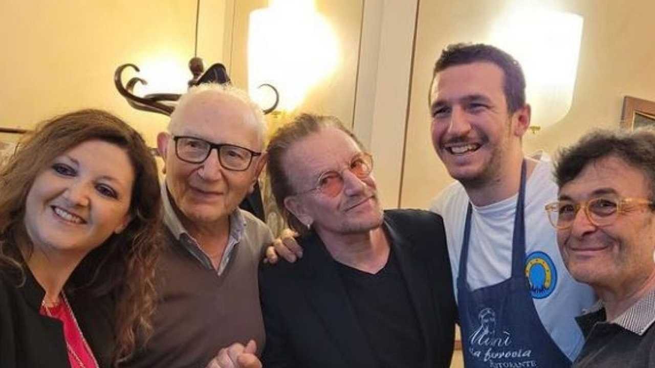 Bono Vox a Napoli, festeggia il compleanno da Mimì alla Ferrovia