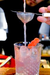 bramble cocktail filtrato nel bicchiere