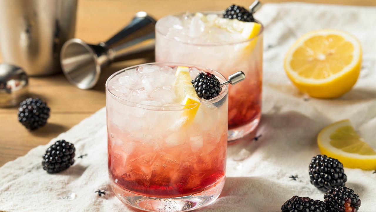 Bramble cocktail, la ricetta del drink con il gin e le more