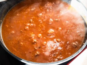 coda alla vaccinara con pomodoro in cottura