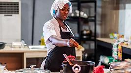 Nigeria, chef cucina per 90 ore di fila per vincere il Guinness World Record