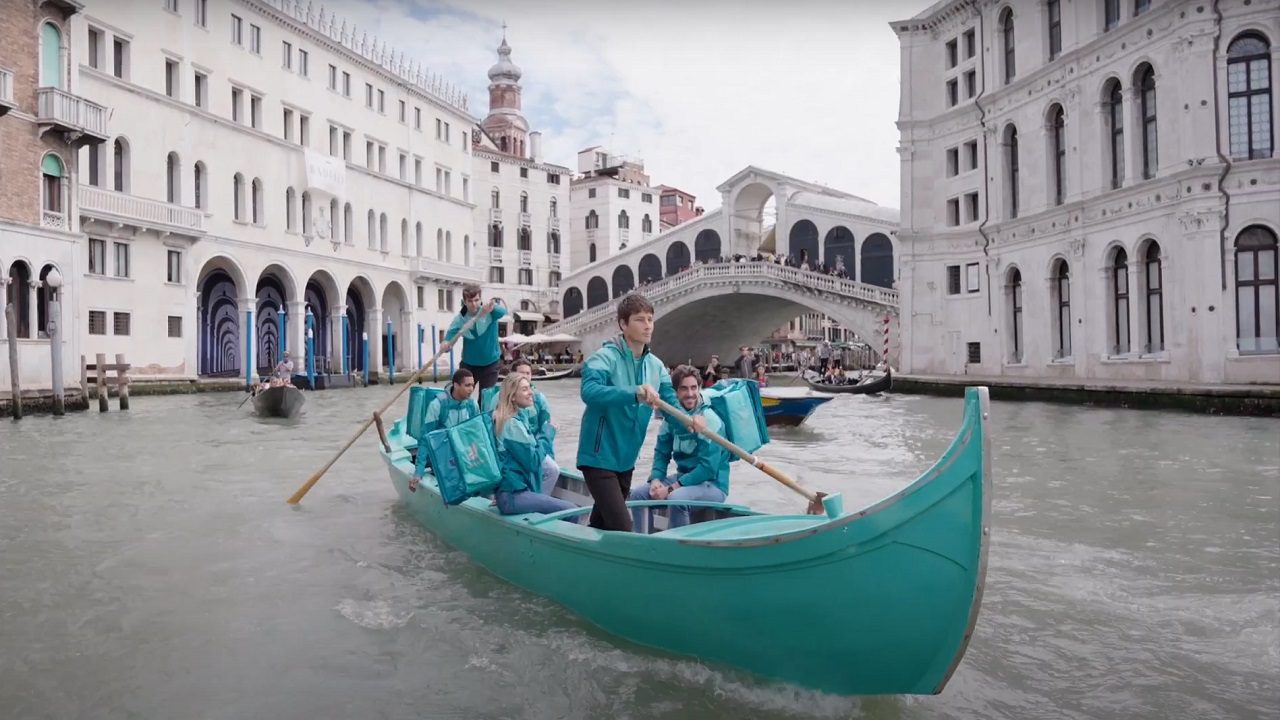 Deliveroo sbarca a Venezia: è la prima città d’Italia dove le consegne si fanno a piedi