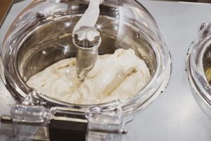 gelato al parmigiano nella gelatiera