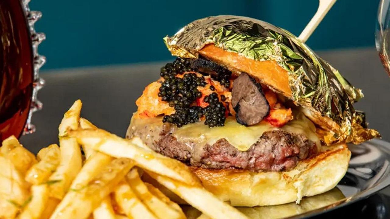 Stati Uniti: ristorante propone un hamburger in lamina d’oro da 650 euro, e il web insorge