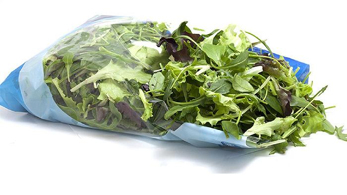 I residui di pesticidi nell’insalata in busta sono estremamente comuni, svela uno studio