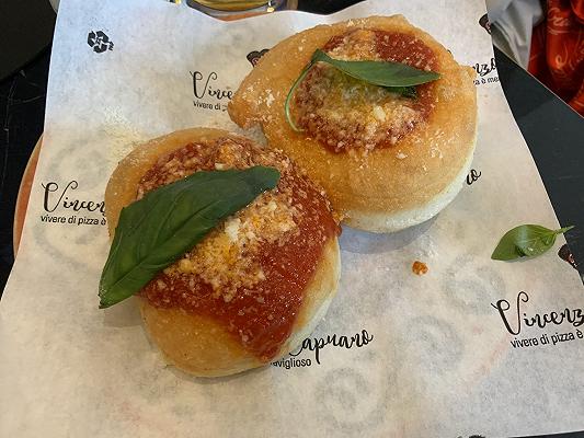 La pizza napoletana? Da Vincenzo Capuano, si taglia con le forbici!