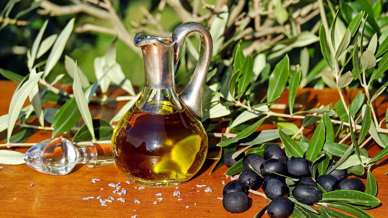 Rincari dell’olio d’oliva fino al 37%: mancano le scorte