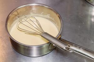 panna liquida in un pentolino