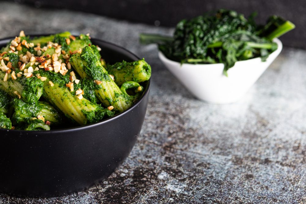 Pesto di cavolo nero, la ricetta svuotafrigo sana e poco calorica