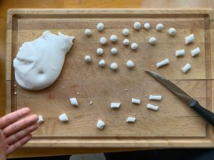 perle di tapioca formate con le mani