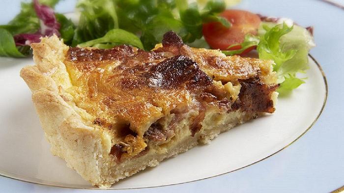 UK: i prezzi delle quiche salgono del 21%, tutta colpa dell’incoronazione di Re Carlo