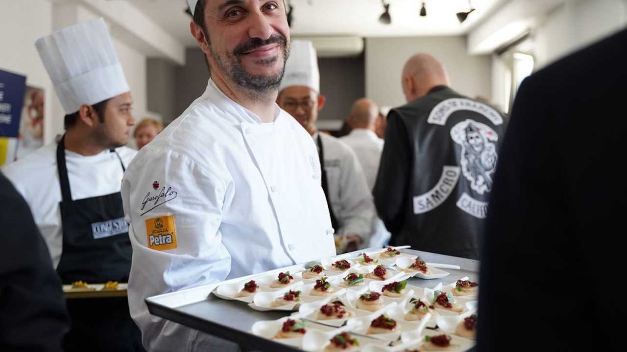Carlo Cracco tra i trenta chef a sostegno del progetto SLA Food, per unire cucina e medicina