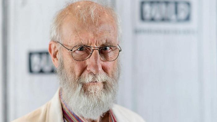 Starbucks: la guerra al sovrapprezzo del latte vegetale trova un testimonial, James Cromwell