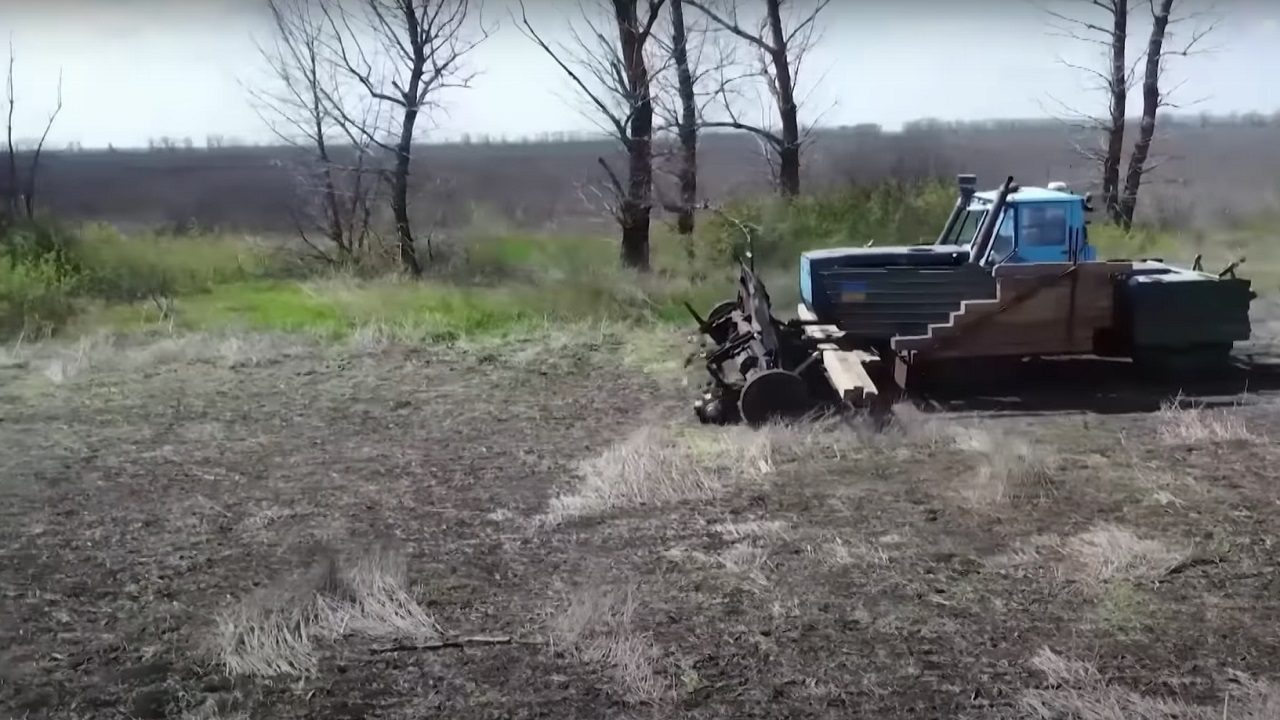 Ucraina: agricoltore sfrutta un trattore per sminare i campi