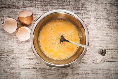 Sbattete le uova con latte, spezie e formaggio