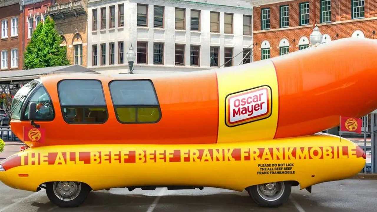 Oscar Mayer saluta la Weinermobile, la sua auto a forma di hot dog