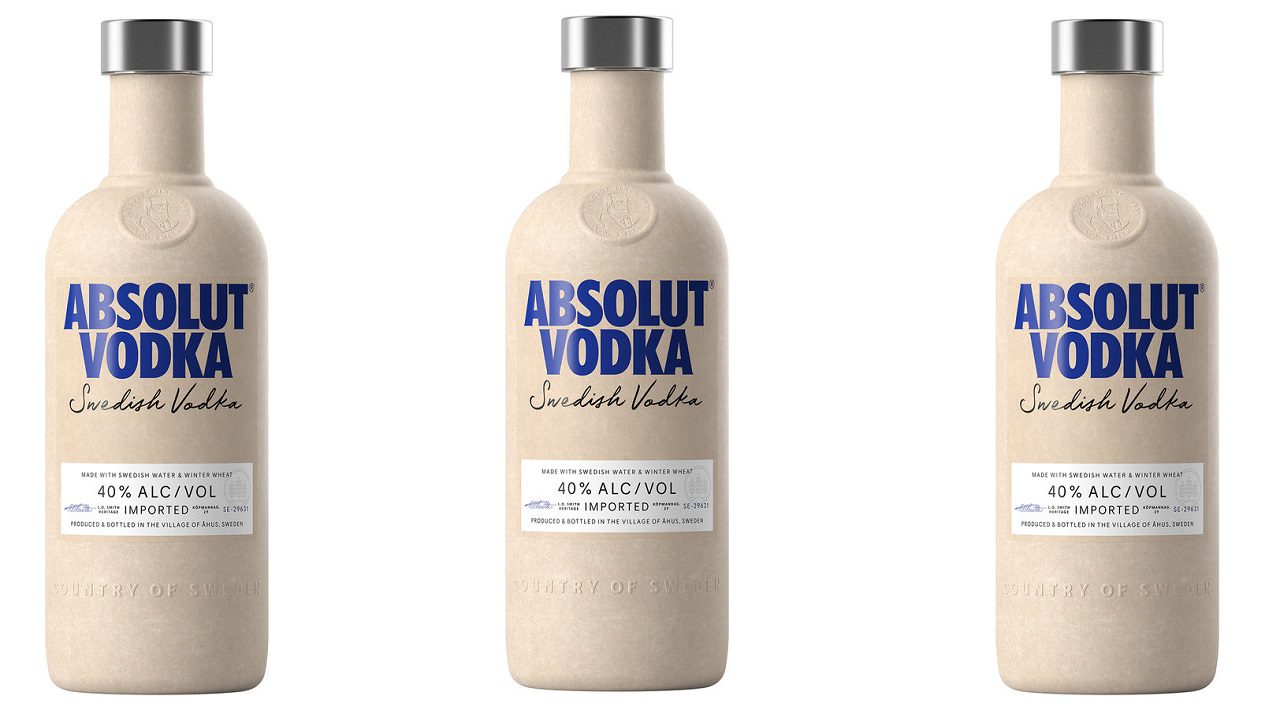Absolut Vodka testa la prima bottiglia fatta per il 57% di carta