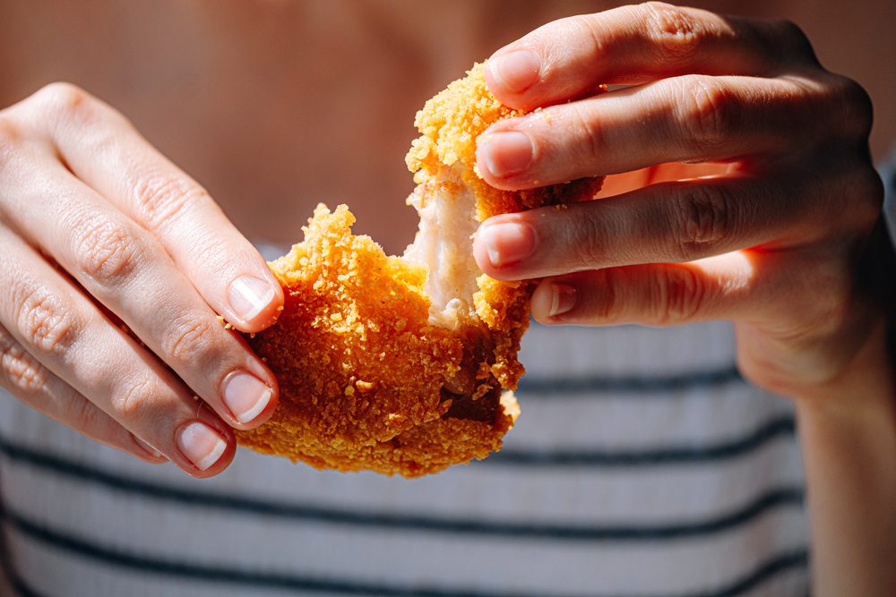 Alette di pollo fritte, la ricetta americana per ottenerle carnose e croccanti