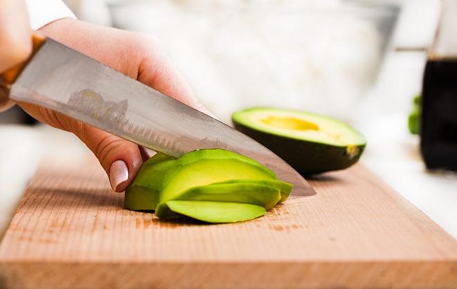 avocado affettato su tagliere
