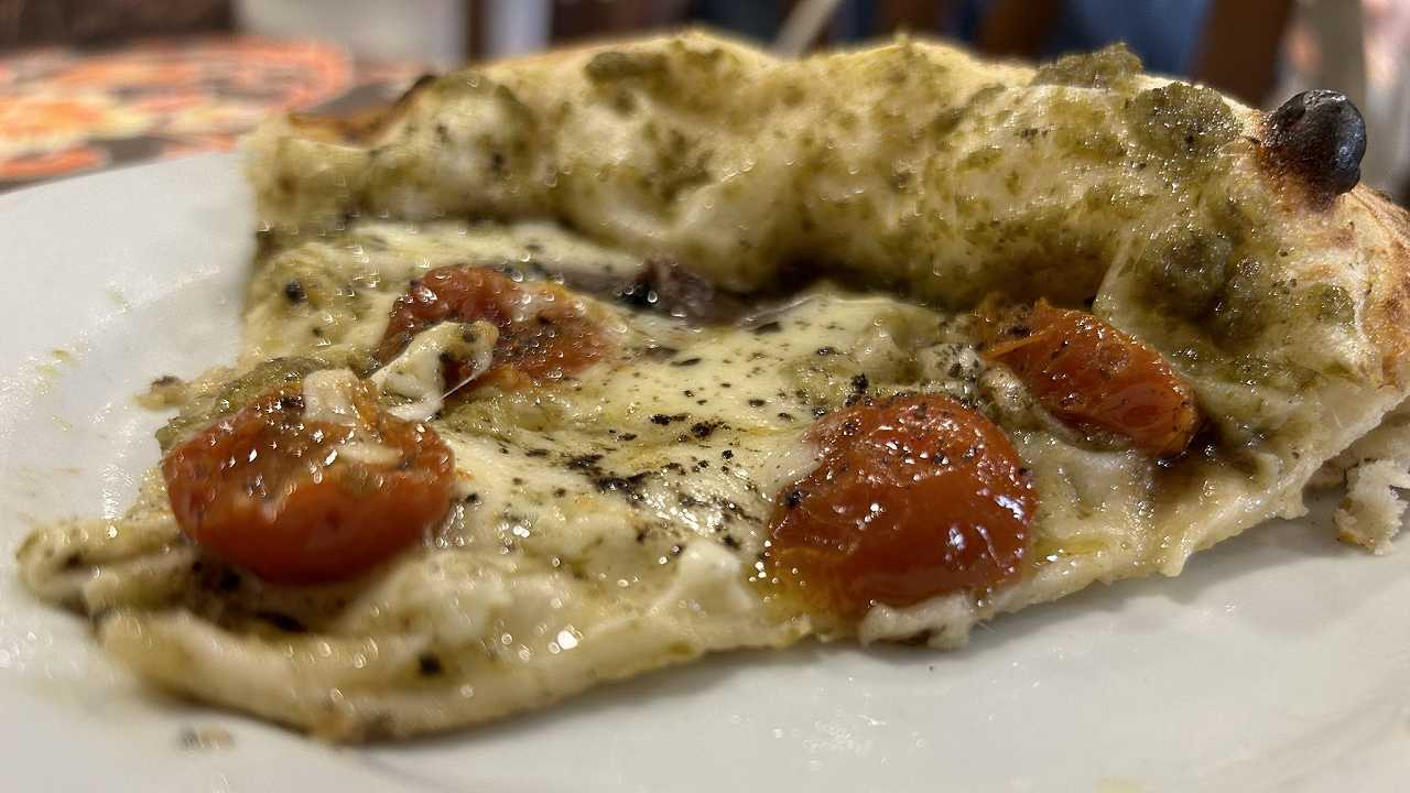 Pizzeria Ciarly a Napoli, recensione: ottima pizza ultrapop a decibel fuori controllo