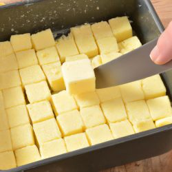 cubetti di crema tagliati nella teglia