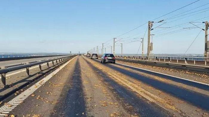 Danimarca, camion rovescia interi carichi di patate su un ponte: traffico nel caos