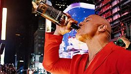 Dwayne Johnson prende in giro George Clooney: lui vende più tequila