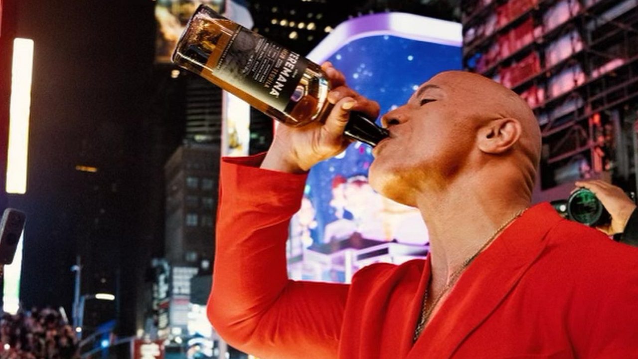 Dwayne Johnson prende in giro George Clooney: lui vende più tequila