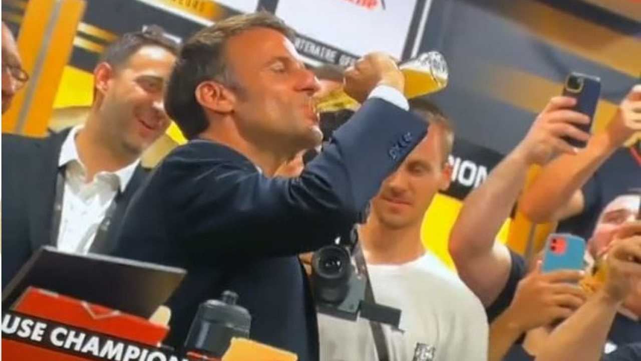 Emmanuel Macron si scola una birra in 17 secondi e fa scoppiare le polemiche