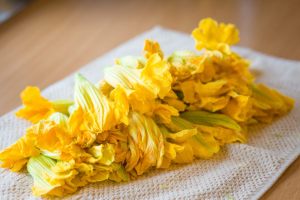 fiori di zucca su un foglio di carta assorbente