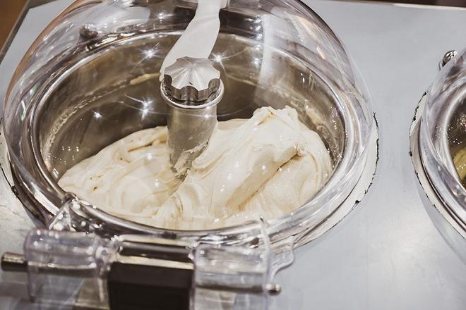 gelato al caffè nella gelatiera