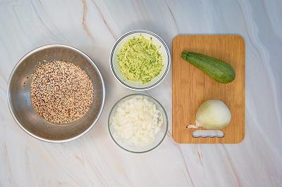 Tritate le verdure e lavate la quinoa