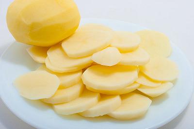 Tagliate le patate, conditele e iniziate la cottura