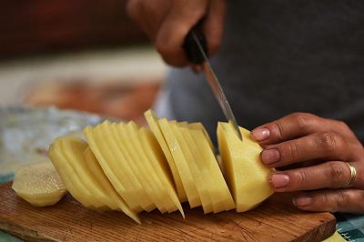 Sbucciate e affettate le patate