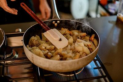 Rosolate le patate e le cipolle