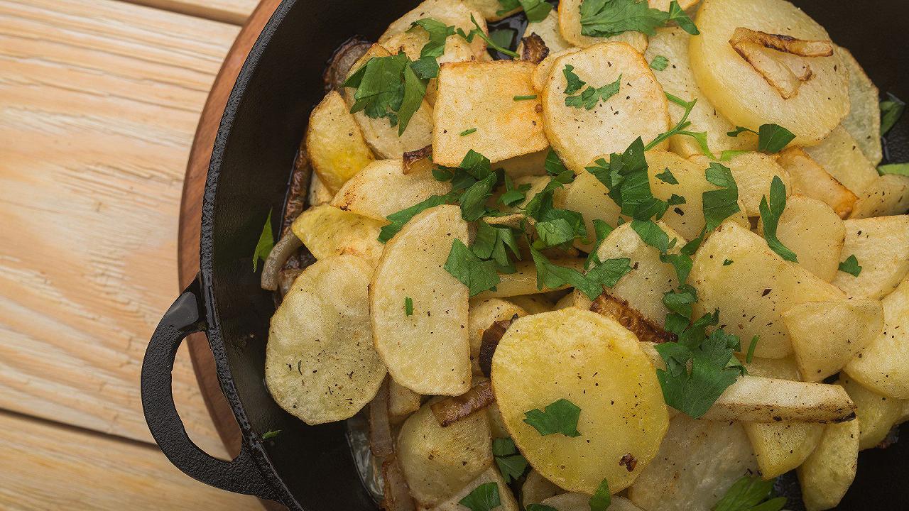 Patate mpacchiuse, la ricetta che sembra fritta ma non lo è