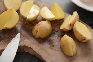 patate tagliate su un tagliere