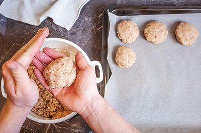 Mescolate gli ingredienti e formate le polpette