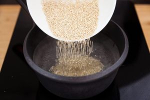 quinoa versata nella pentola